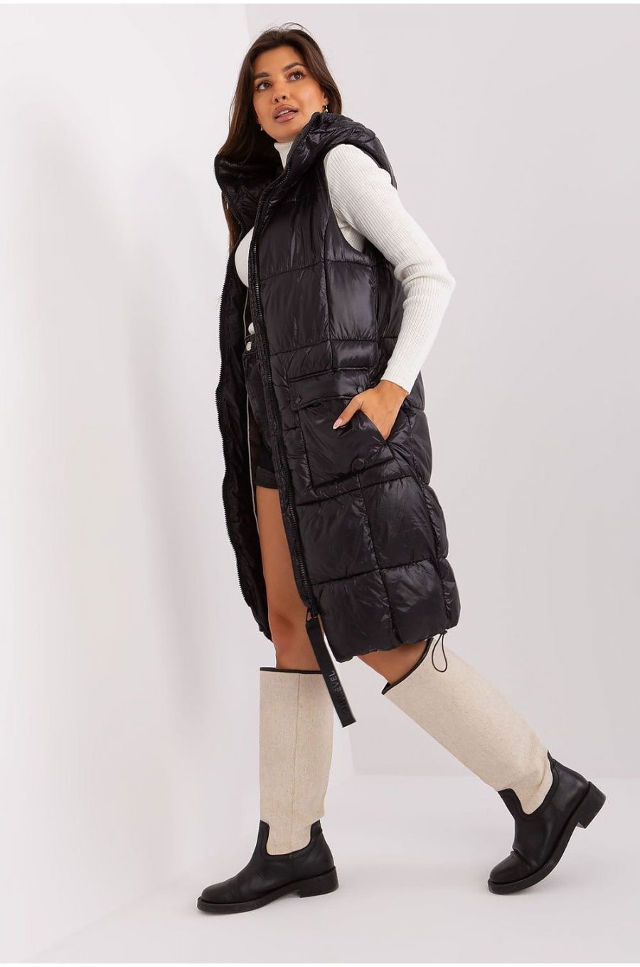 Vesta dama lunga, matlasata, neagra, cu gluga si buzunare, Chelsee Vesta dama lunga, matlasata, neagra, cu gluga si buzunare, Chelsee 2 - jojofashion.ro