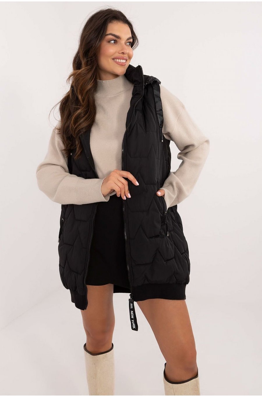 Vesta dama matlasata, neagra, midi, cu gluga, Lournes1 Vesta dama matlasata, neagra, midi, cu gluga, Lournes1 1 - jojofashion.ro