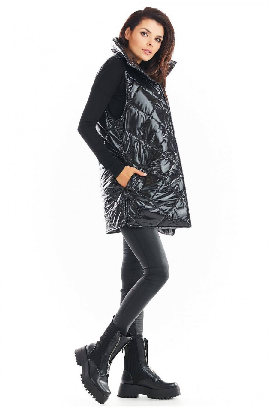 Vesta dama midi matlasata, neagra, lucioasa, cu guler inalt, Gwen Vesta dama midi matlasata, neagra, lucioasa, cu guler inalt, Gwen 2 - jojofashion.ro