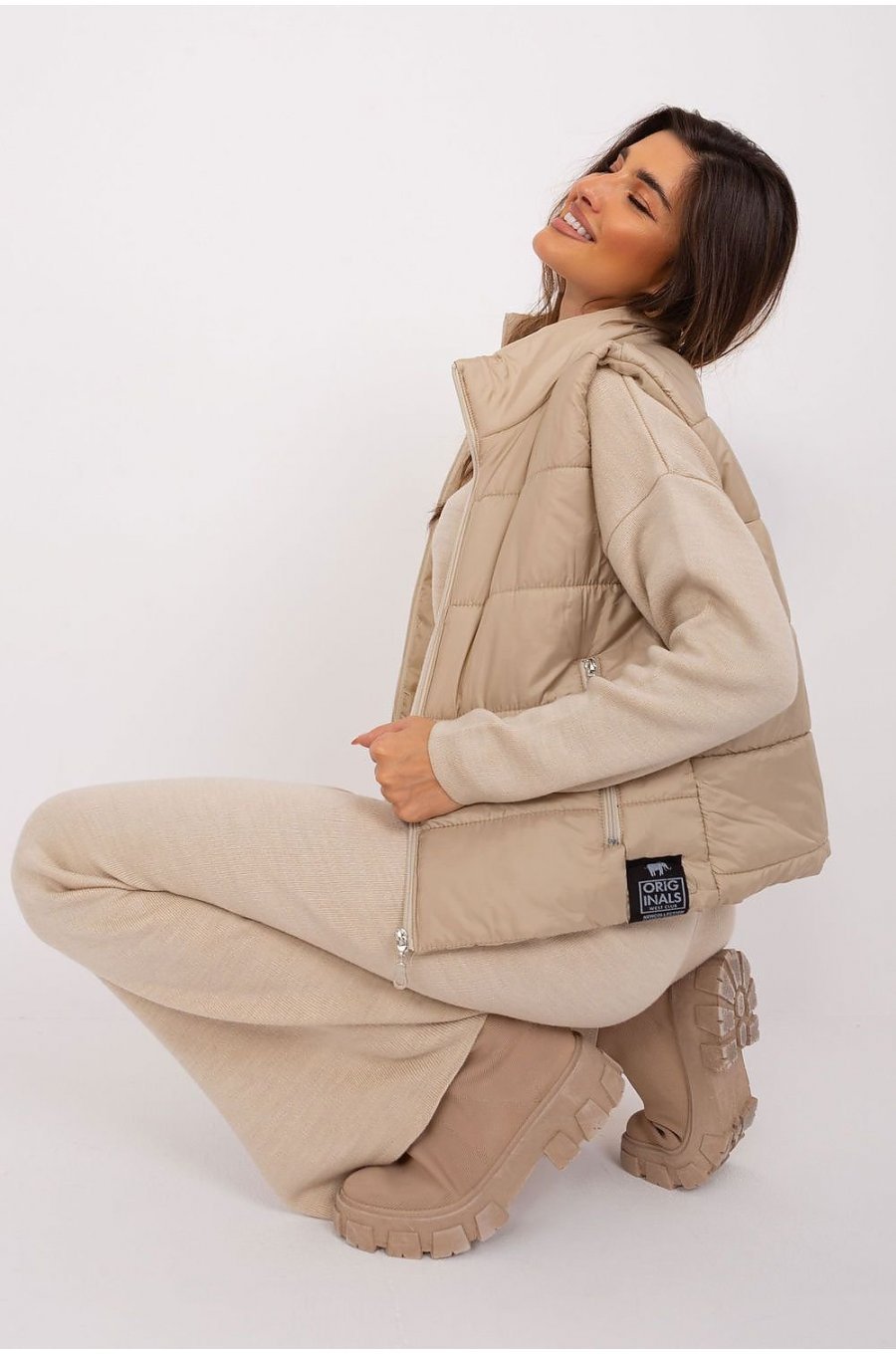 Vesta dama scurta, bej, cu buzunare si guler inalt, Sonya Vesta dama scurta, bej, cu buzunare si guler inalt, Sonya 3 - jojofashion.ro