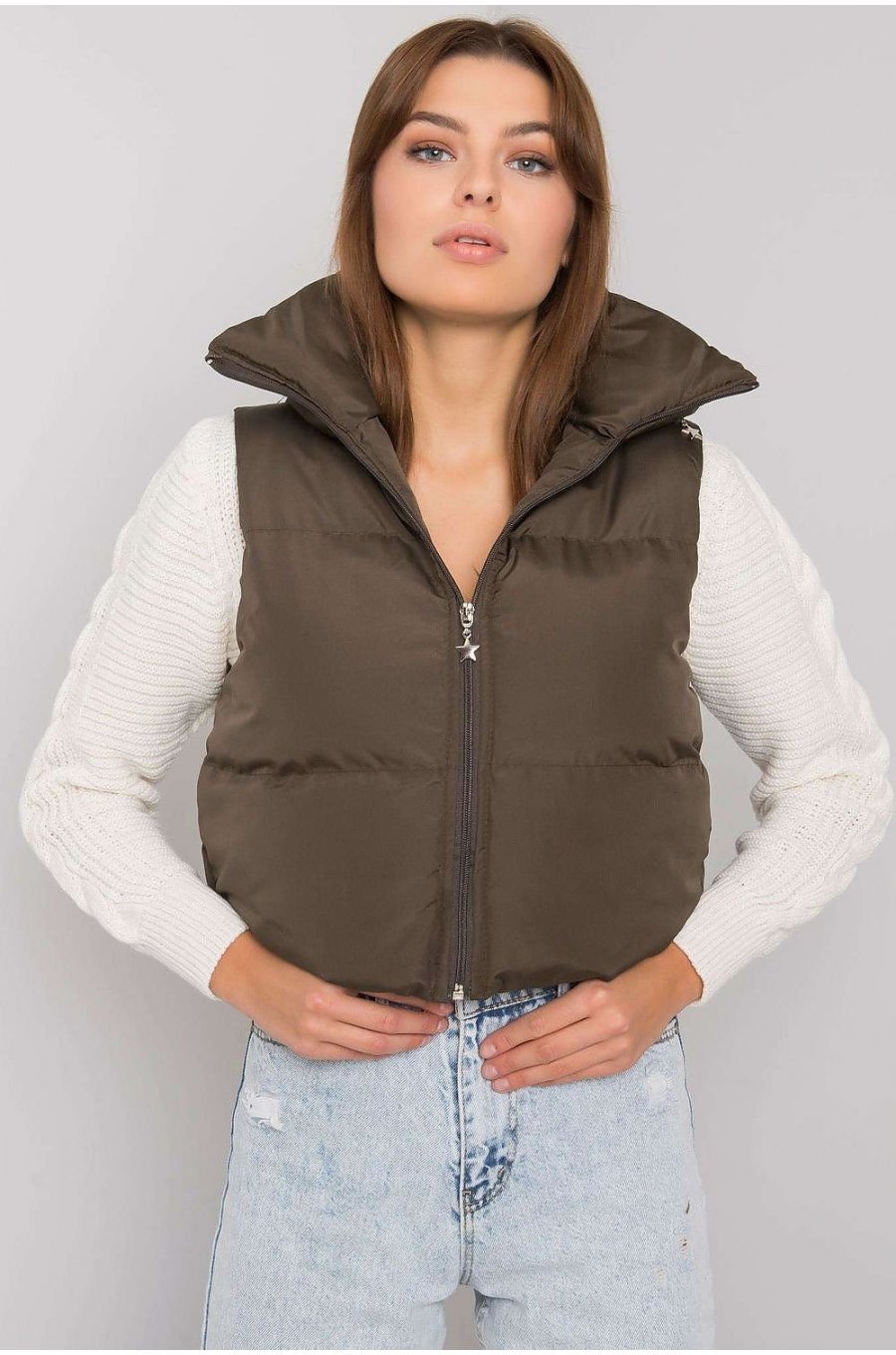 Vesta dama scurta, kaki, cu gluga ascunsa si guler inalt, Adelina Vesta dama scurta, kaki, cu gluga ascunsa si guler inalt, Adelina 1 - jojofashion.ro