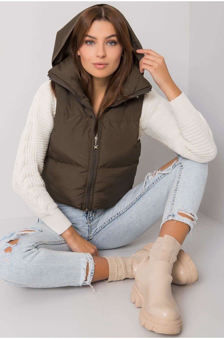 Vesta dama scurta, kaki, cu gluga ascunsa si guler inalt, Adelina Vesta dama scurta, kaki, cu gluga ascunsa si guler inalt, Adelina 2 - jojofashion.ro