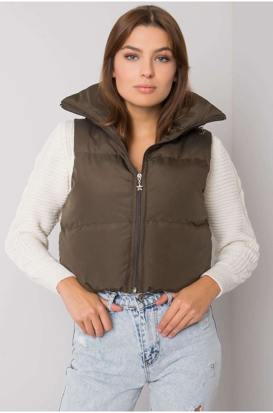 Vesta dama scurta, kaki, cu gluga ascunsa si guler inalt, Adelina Vesta dama scurta, kaki, cu gluga ascunsa si guler inalt, Adelina 3 - jojofashion.ro