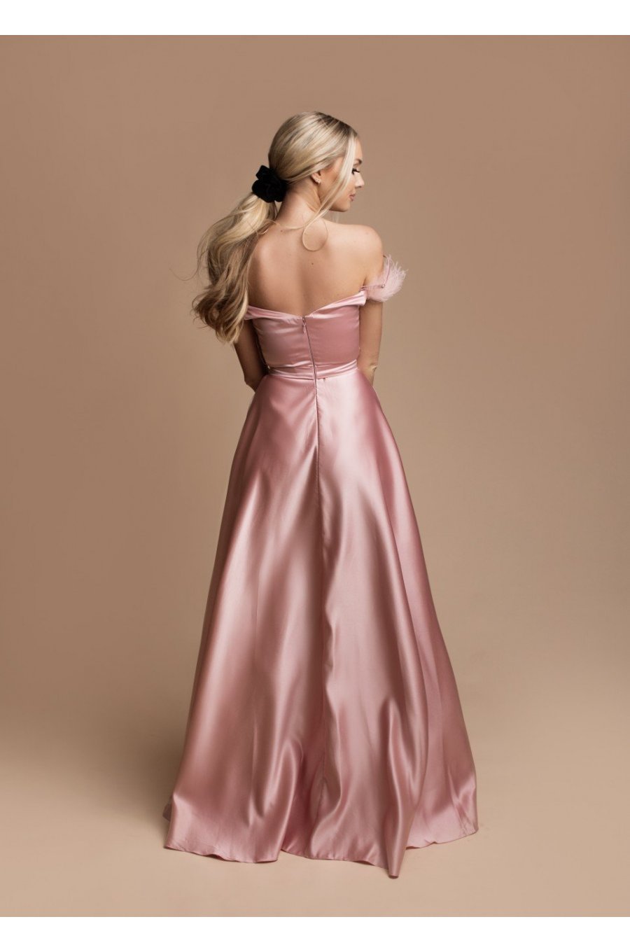 Rochie eleganta lunga, din satin, roz pudra, cu puf, petrecuta, JoyceY 2 - jojofashion.ro