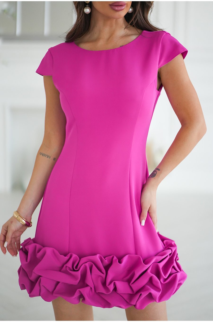 Rochie scurta eleganta roz magenta mulata cu volan tridimensional Laleh 5 - jojofashion.ro