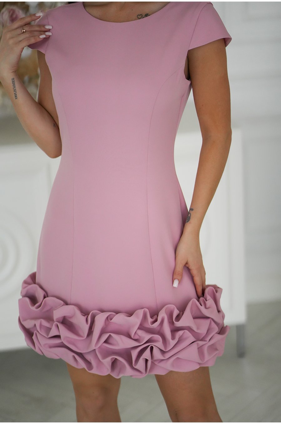 Rochie scurta eleganta roz pudra mulata cu volan tridimensional Laleh 4 - jojofashion.ro