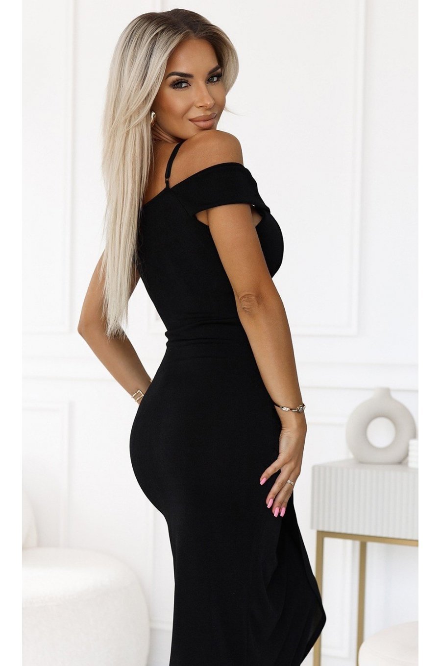Rochie midi neagra mulata cu umerii goi CallieN Rochie midi neagra mulata cu umerii goi CallieN 4 - jojofashion.ro