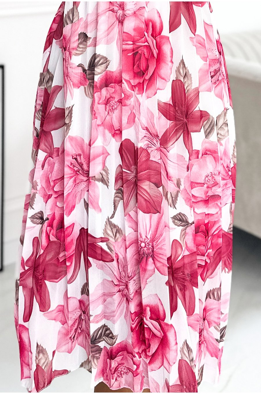 Rochie eleganta alba cu flori roz fucsia, plisata, cu maneca lunga, vaporoasa, Ruth 6 - jojofashion.ro