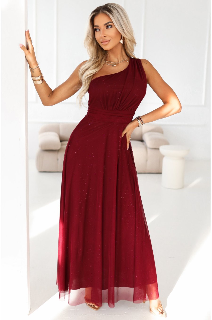 Rochie eleganta lunga burgundy vaporoasa cu glitter si un umar gol Azzurra 1 - jojofashion.ro