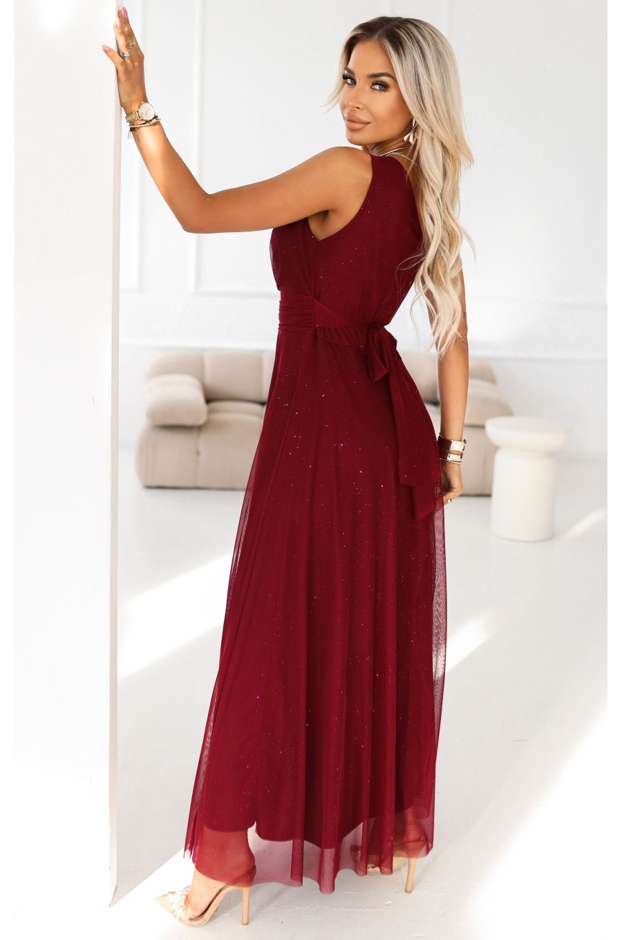 Rochie eleganta lunga burgundy vaporoasa cu glitter si un umar gol Azzurra 2 - jojofashion.ro