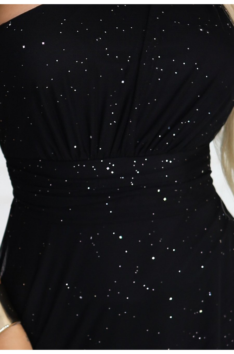Rochie eleganta lunga cu glitter neagra vaporoasa cu un umar gol Azzurra 4 - jojofashion.ro