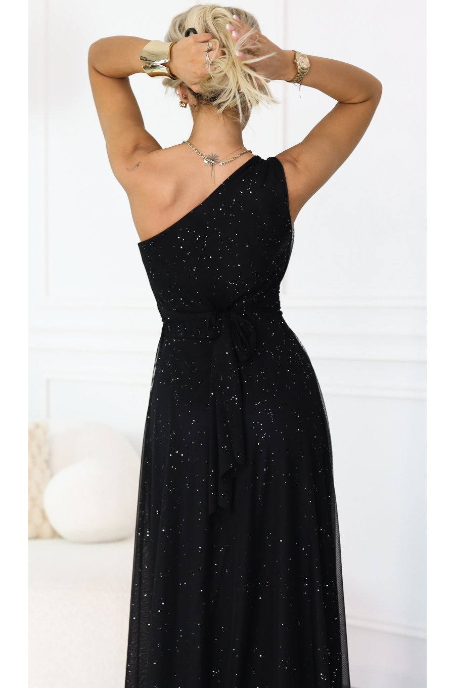 Rochie eleganta lunga cu glitter neagra vaporoasa cu un umar gol Azzurra 5 - jojofashion.ro