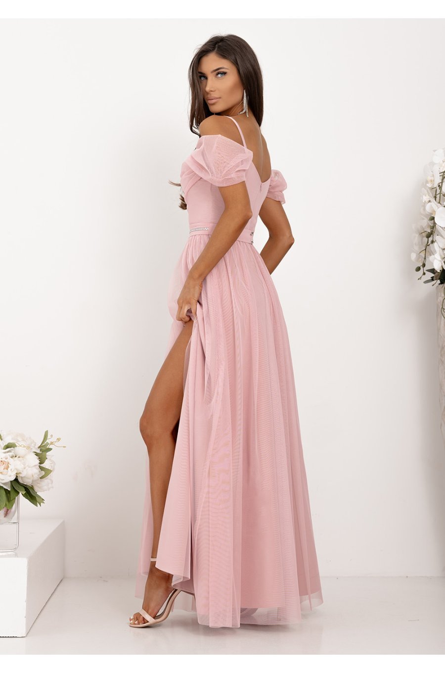 Rochie eleganta lunga tulle roz pudra cu umerii goi vaporoasa KiaraW 2 - jojofashion.ro