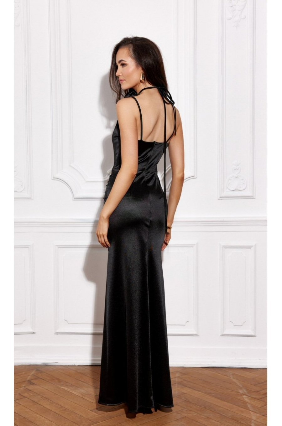 Rochie neagra din satin mulata lunga cu floare decorativa LianaR 2 - jojofashion.ro