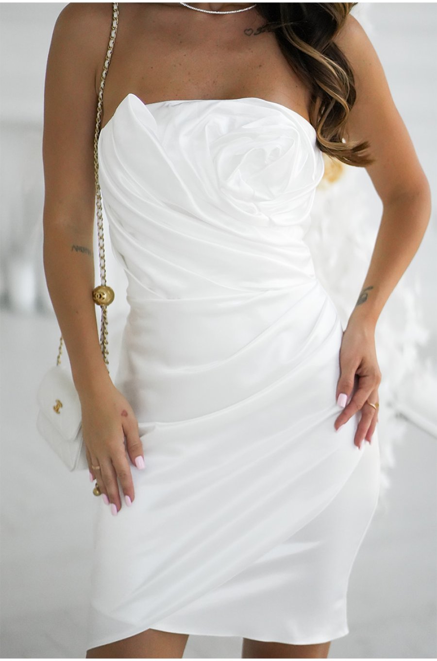 Rochie cununie civila scurta satin alba mulata cu umerii goi si trandafir pe bust GlamyLuxe 4 - jojofashion.ro