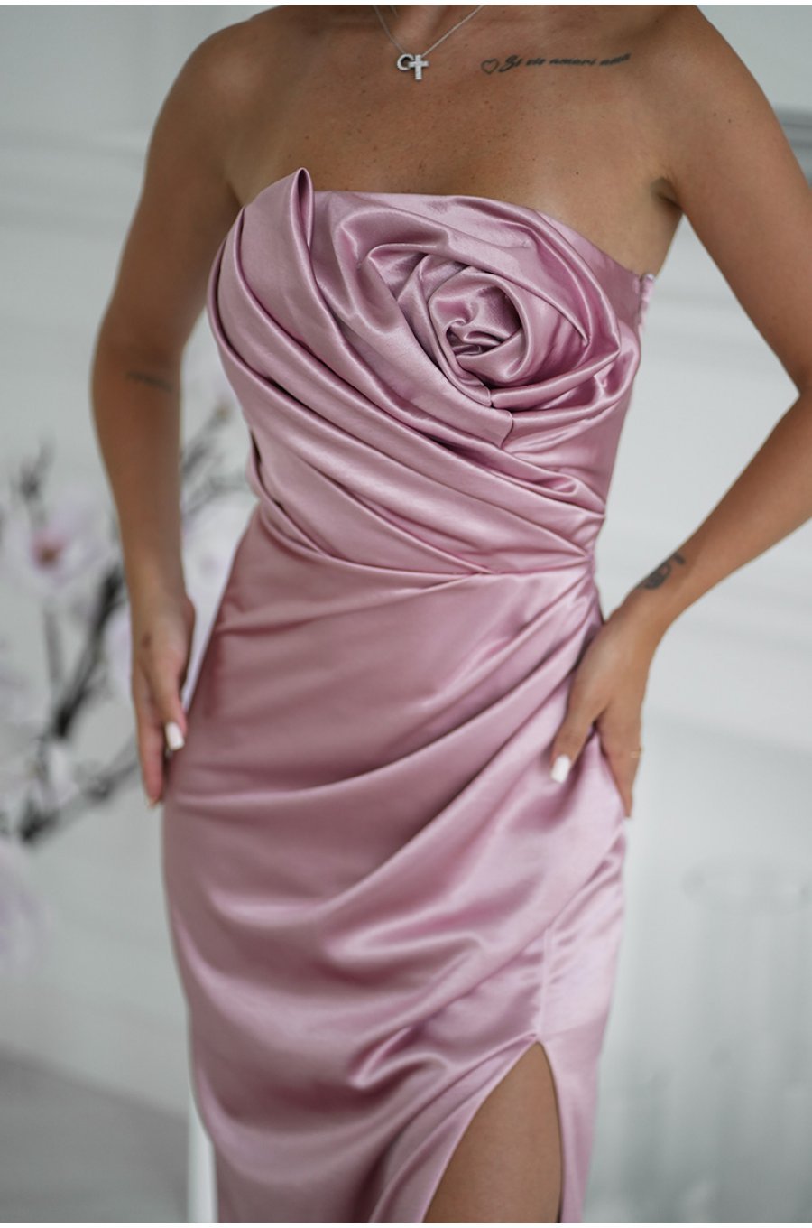 Rochie eleganta lunga din satin roz pudra mulata cu umerii goi si trandafir pe bust GlamourB 4 - jojofashion.ro