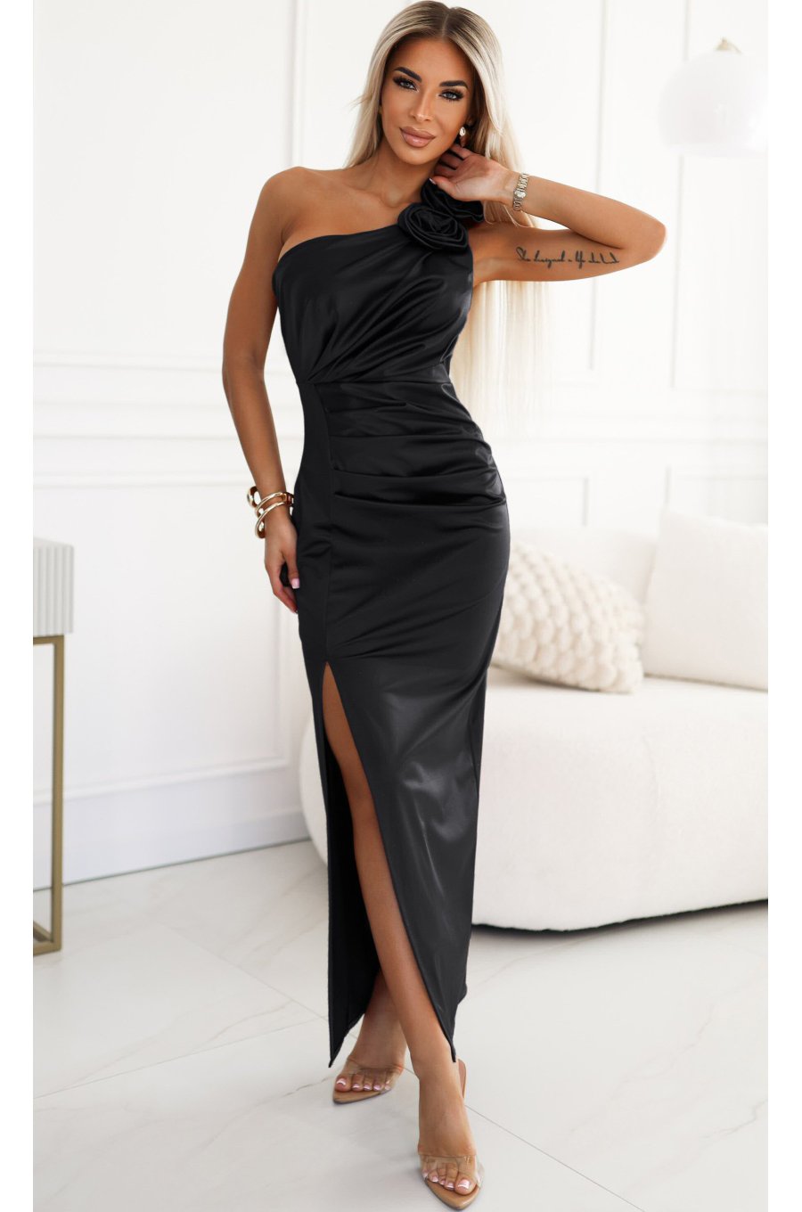 Rochie eleganta lunga neagra din satin cu floare pe umar LeilaN Rochie eleganta lunga neagra din satin cu floare pe umar LeilaN 1 - jojofashion.ro