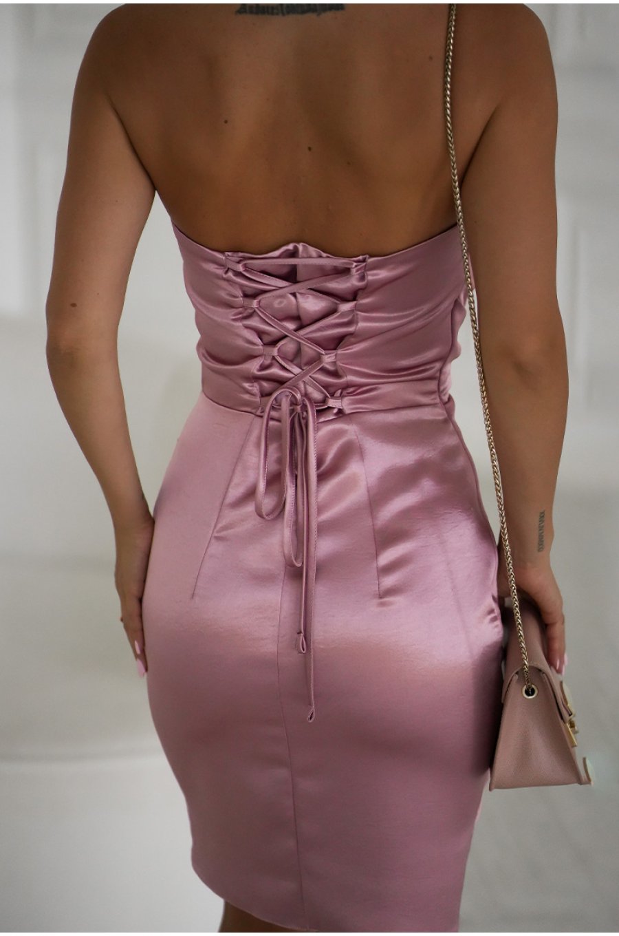 Rochie eleganta scurta satin roz pudra mulata cu umerii goi si trandafir pe bust GlamyLuxe 2 - jojofashion.ro