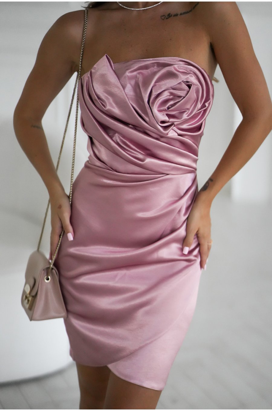 Rochie eleganta scurta satin roz pudra mulata cu umerii goi si trandafir pe bust GlamyLuxe 5 - jojofashion.ro