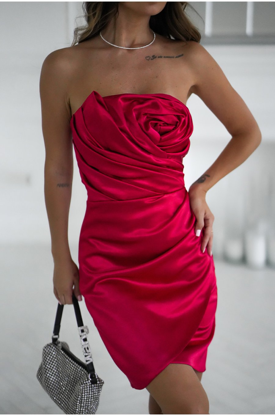 Rochie rosie din satin scurta mulata cu umerii goi si trandafir pe bust GlamyLuxe 5 - jojofashion.ro