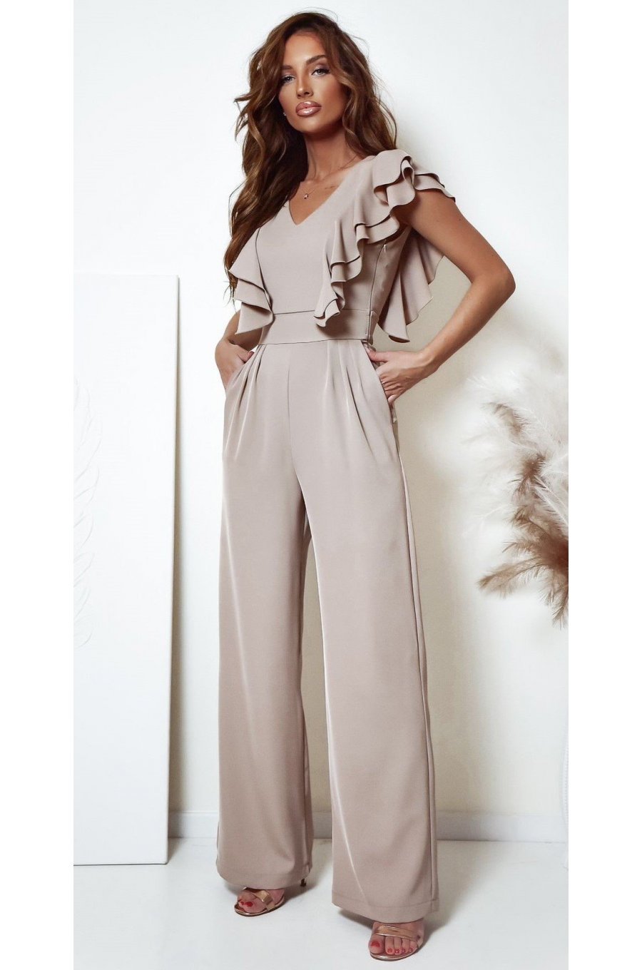Salopeta dama evazata, eleganta, bej, cu volane pe bust, Teresa Salopeta dama evazata, eleganta, bej, cu volane pe bust, Teresa 1 - jojofashion.ro