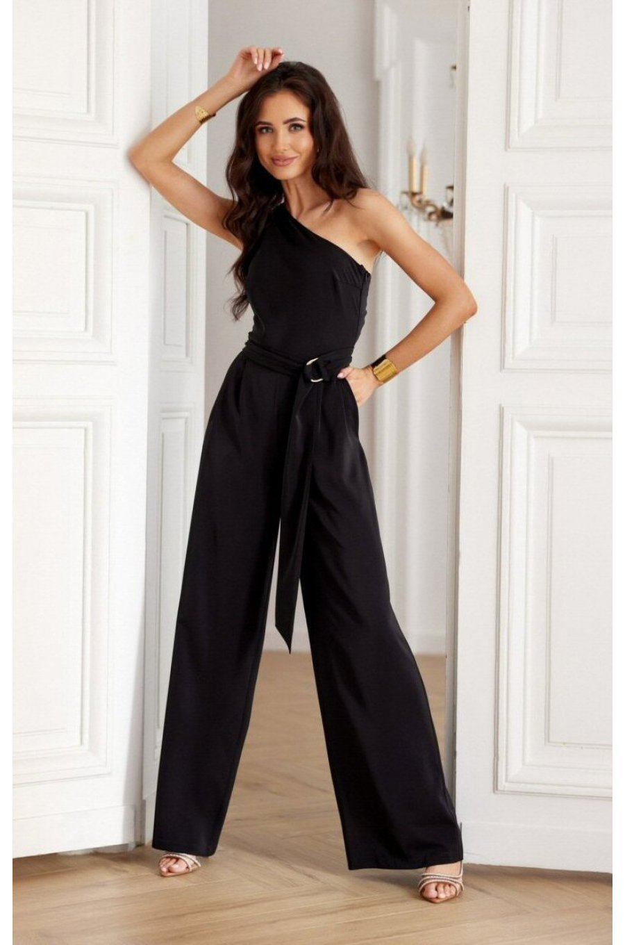 Salopeta eleganta evazata neagra cu un umar gol vaporoasa Isotta Salopeta eleganta evazata neagra cu un umar gol vaporoasa Isotta 1 - jojofashion.ro