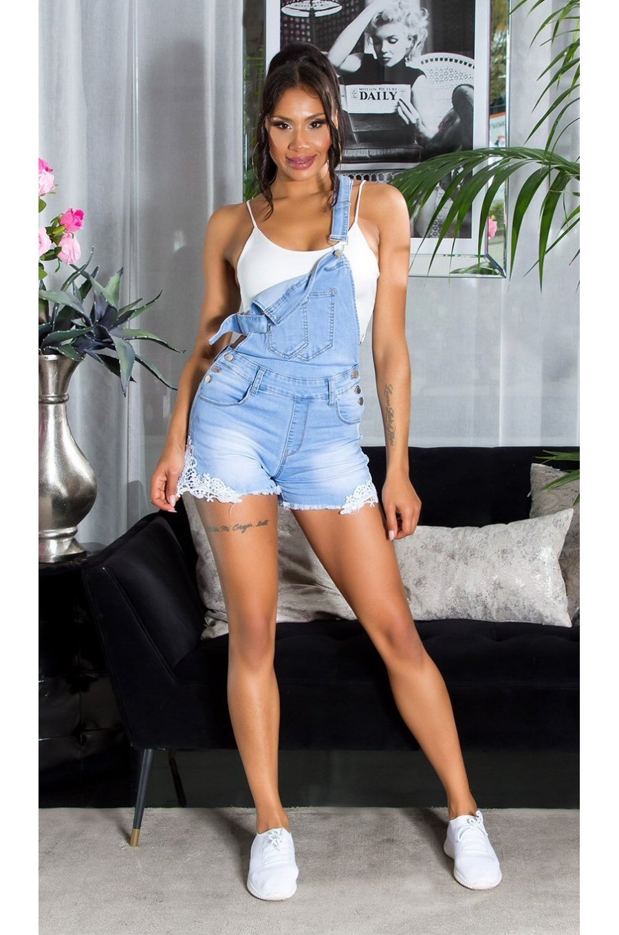 Salopeta dama de blugi, scurta, bleu, cu insertii din dantela alba si bretele, Franklina 1 - jojofashion.ro