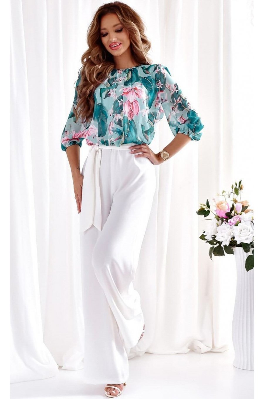 Salopeta eleganta evazata, alba, cu flori turcoaz pe bust, Latoya Salopeta eleganta evazata, alba, cu flori turcoaz pe bust, Latoya 1 - jojofashion.ro