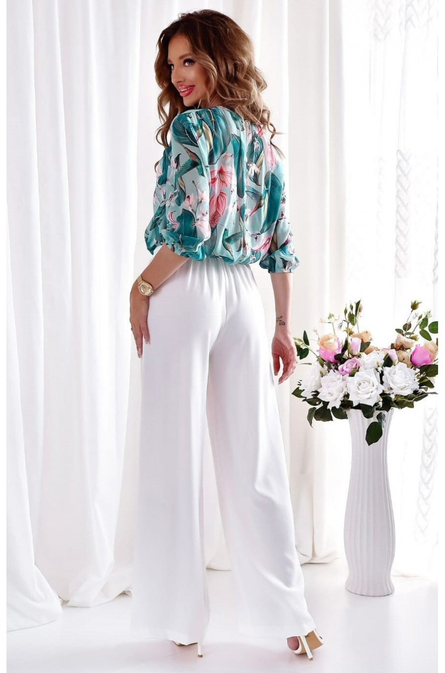 Salopeta eleganta evazata, alba, cu flori turcoaz pe bust, Latoya Salopeta eleganta evazata, alba, cu flori turcoaz pe bust, Latoya 2 - jojofashion.ro
