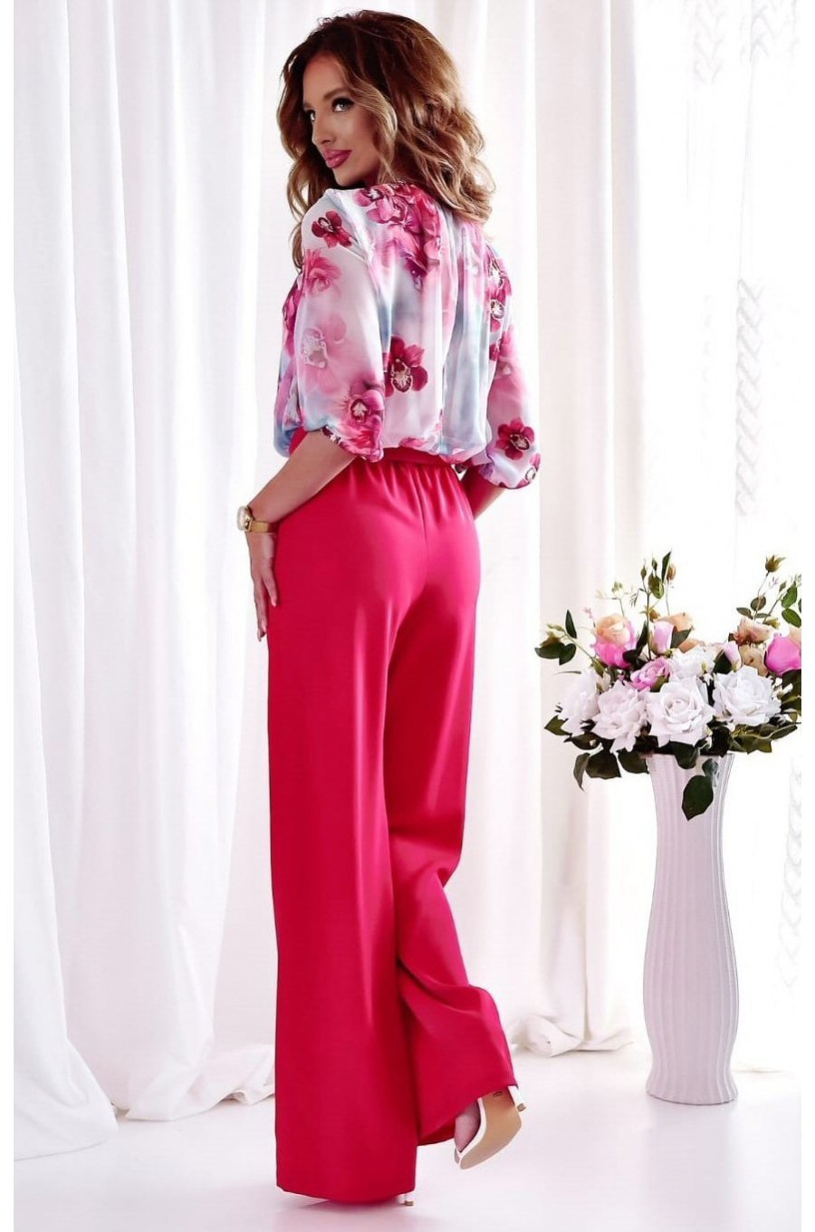 Salopeta femei eleganta evazata, roz, cu flori pe bust, Latoya Salopeta femei eleganta evazata, roz, cu flori pe bust, Latoya 2 - jojofashion.ro