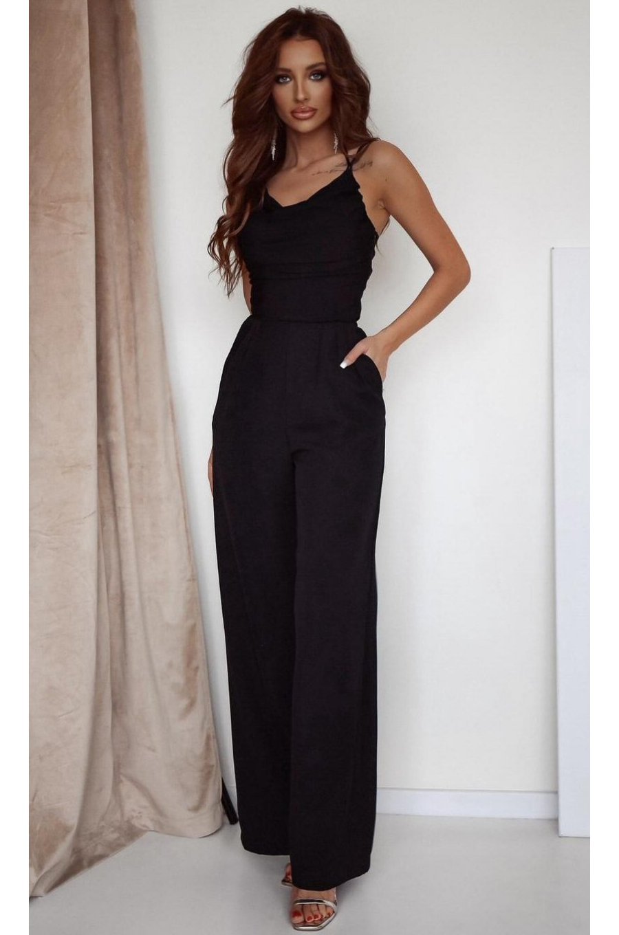 Salopeta neagra eleganta, de dama, evazata, cu spatele gol, Lajla Salopeta neagra eleganta, de dama, evazata, cu spatele gol, Lajla 1 - jojofashion.ro