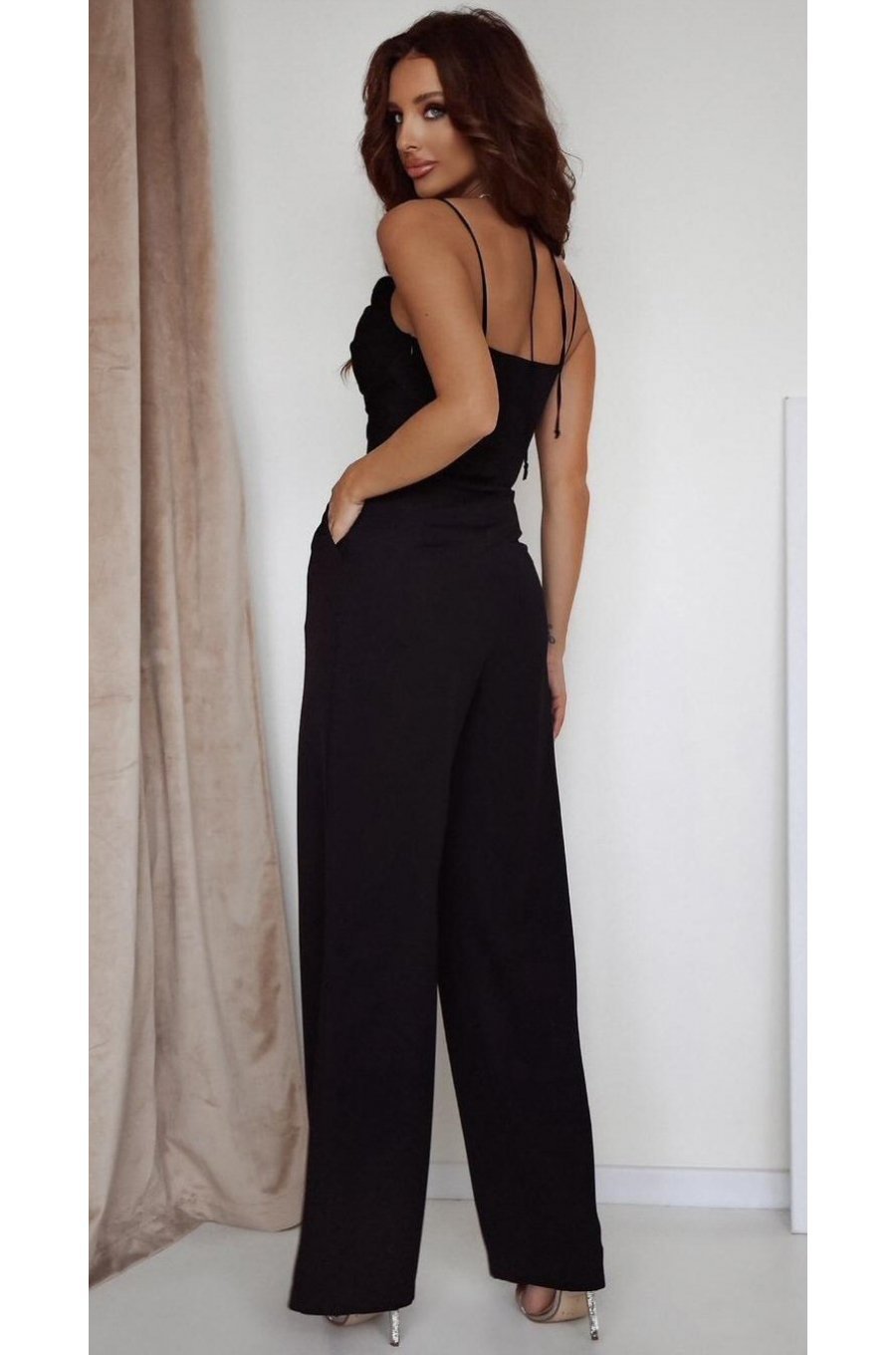 Salopeta neagra eleganta, de dama, evazata, cu spatele gol, Lajla Salopeta neagra eleganta, de dama, evazata, cu spatele gol, Lajla 2 - jojofashion.ro